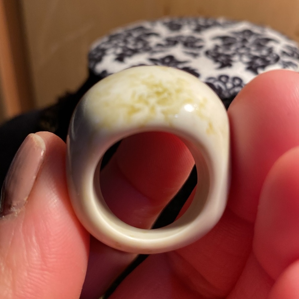 Thick plastic/lucite ring - Picture 3 of 8